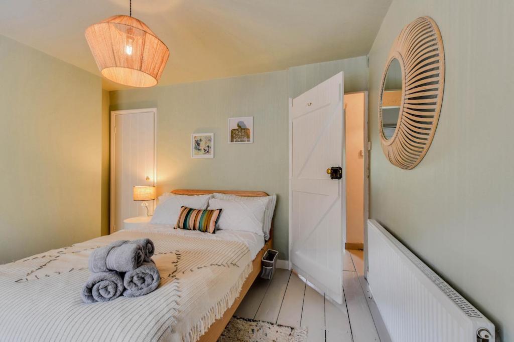 Cheerful 3 Bed Grade II Central Cottage サイレンセスター エクステリア 写真