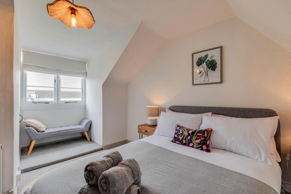 Cheerful 3 Bed Grade II Central Cottage サイレンセスター エクステリア 写真