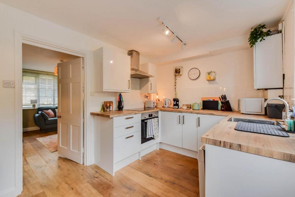 Cheerful 3 Bed Grade II Central Cottage サイレンセスター エクステリア 写真