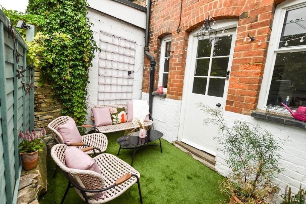 Cheerful 3 Bed Grade II Central Cottage サイレンセスター エクステリア 写真
