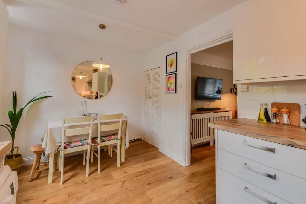 Cheerful 3 Bed Grade II Central Cottage サイレンセスター エクステリア 写真