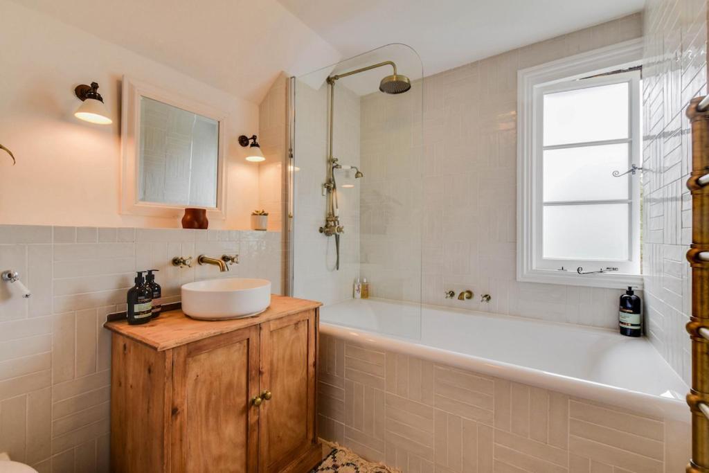 Cheerful 3 Bed Grade II Central Cottage サイレンセスター エクステリア 写真