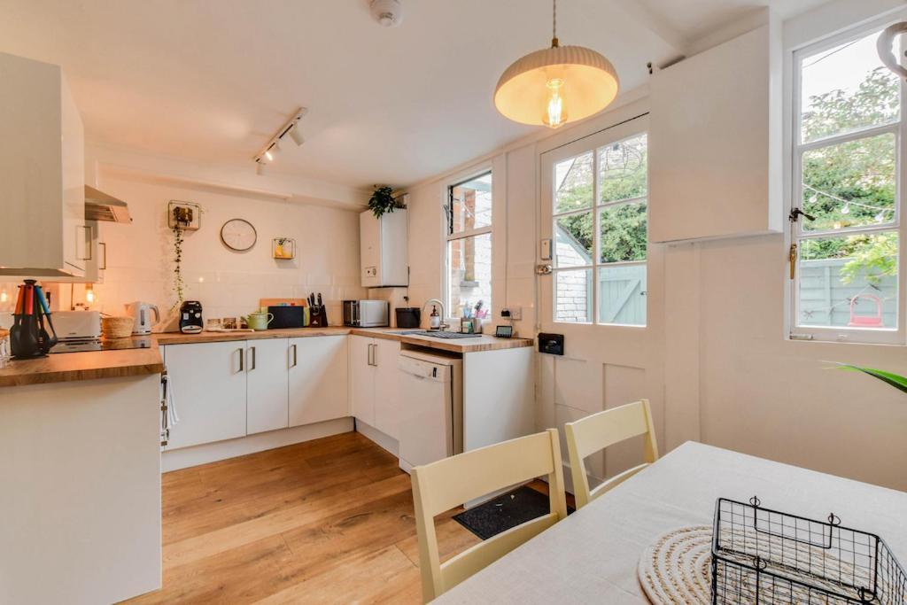 Cheerful 3 Bed Grade II Central Cottage サイレンセスター エクステリア 写真
