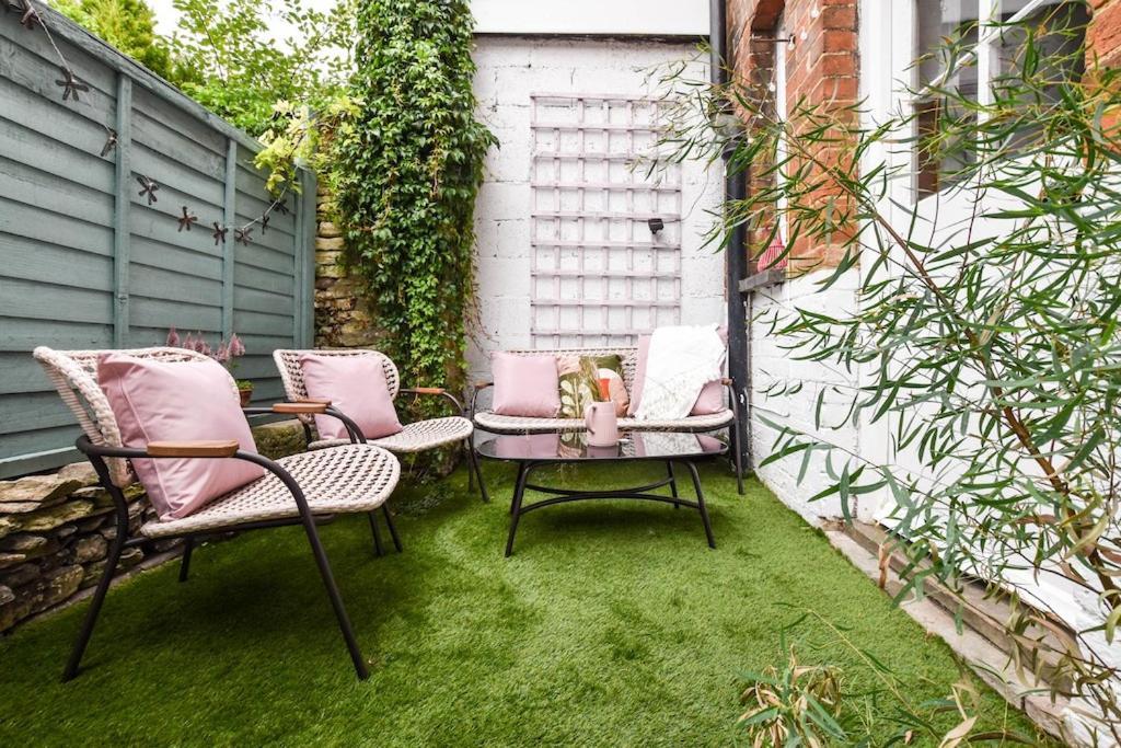 Cheerful 3 Bed Grade II Central Cottage サイレンセスター エクステリア 写真