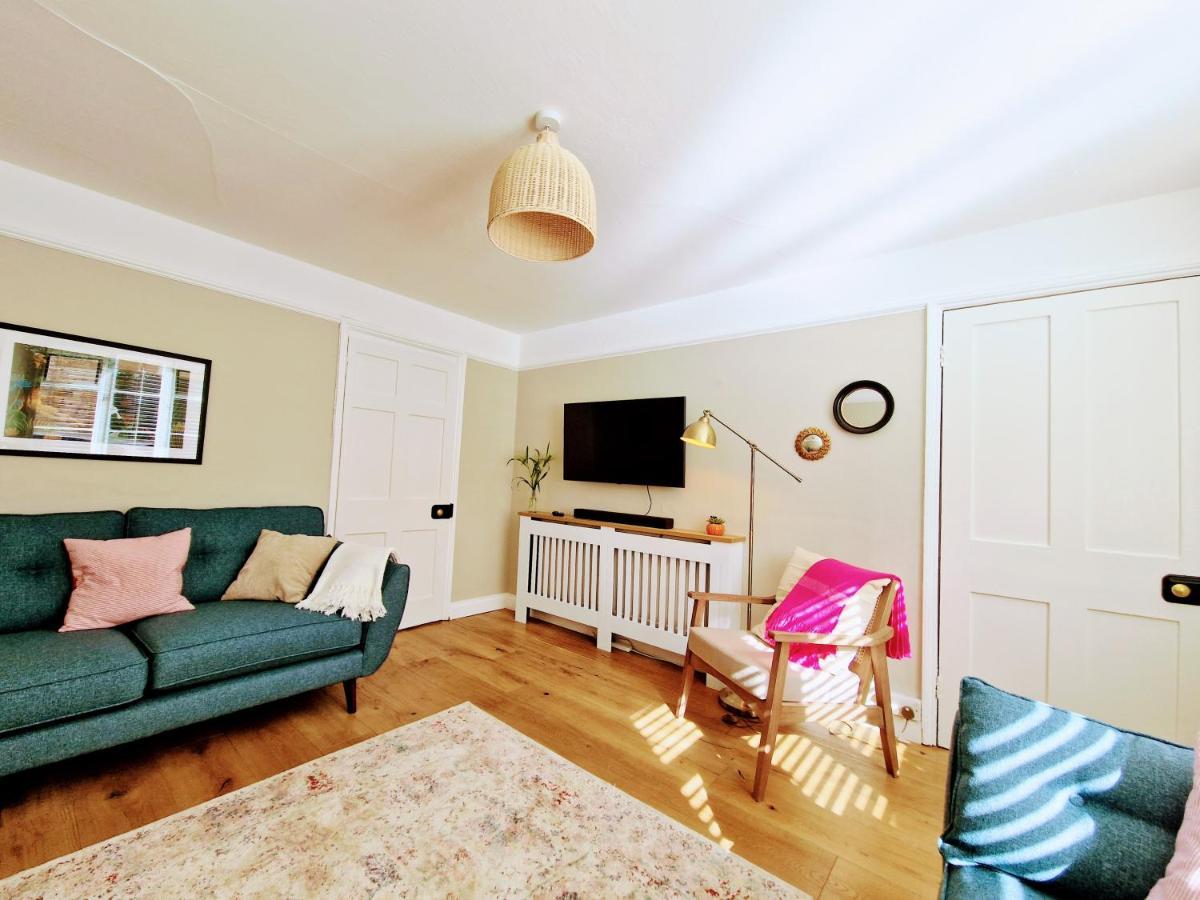 Cheerful 3 Bed Grade II Central Cottage サイレンセスター エクステリア 写真